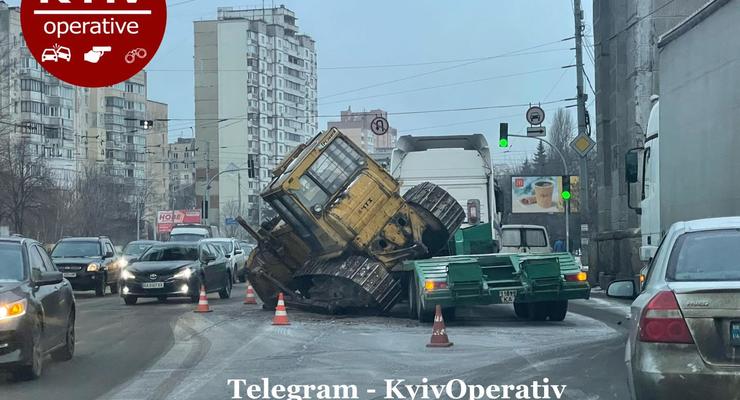 В Киеве Бульдозер упал с грузовика прямо на дорогу: фото