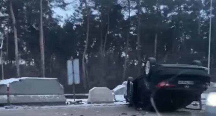 Под Киевом водитель Toyota не справился с управлением и перевернулся