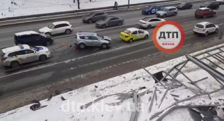 В Киеве джип пробил ограждение, слетел с моста и устроил ДТП: видео