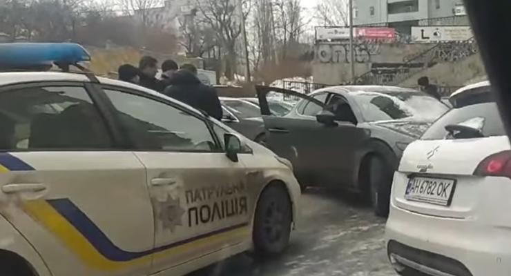 В Киеве у женщины угнали машину, пока она счищала с нее снег: видео