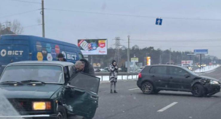 Тройное ДТП на Окружной привело к огромным пробкам в Киеве