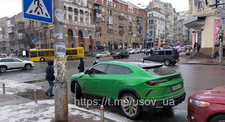 В Киеве эвакуировали элитный Lamborghini Urus за стоянку на переходе