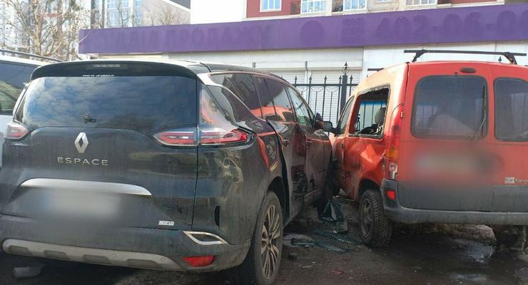 Под Киевом водитель протаранил 6 авто  и сбежал: видео инцидента