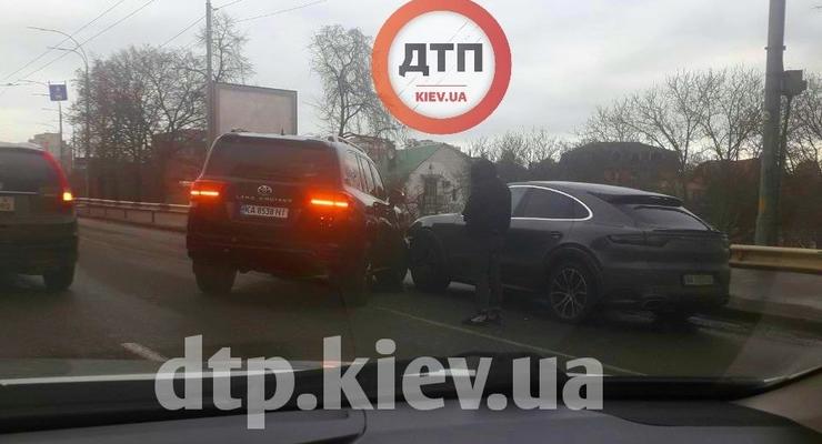 В Киеве разбили новенький Land Cruiser 300: подробности аварии
