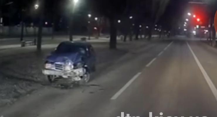 Пробил головой лобовое стекло: подробности аварии с Mercedes в Киеве