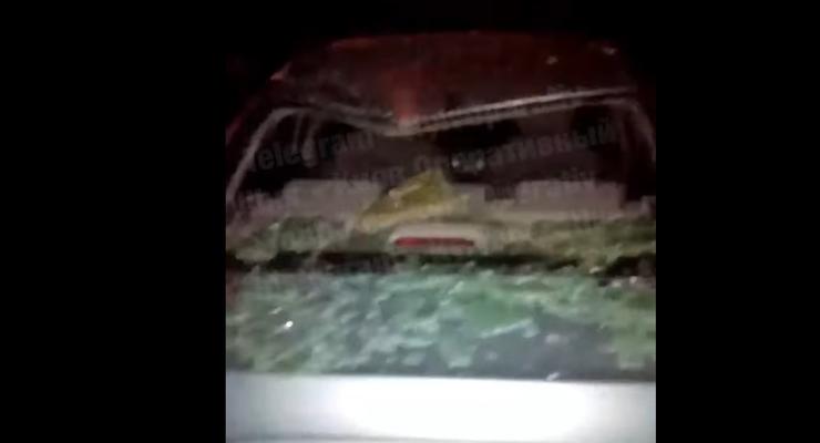 В Киеве на Оболони на автомобиль обвалился балкон: видео инцидента
