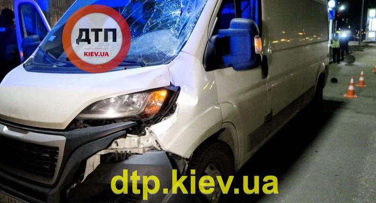В Киеве насмерть сбили пешехода при попытке перебежать дорогу: фото