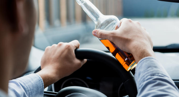 Пьяный водитель получил штраф за нахождение рядом с авто: решение суда