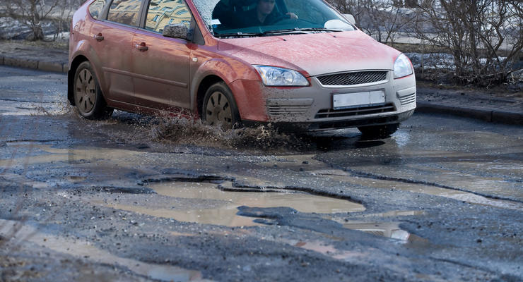 Украинец добился выплаты в 9 тысяч долларов за ДТП на плохой дороге