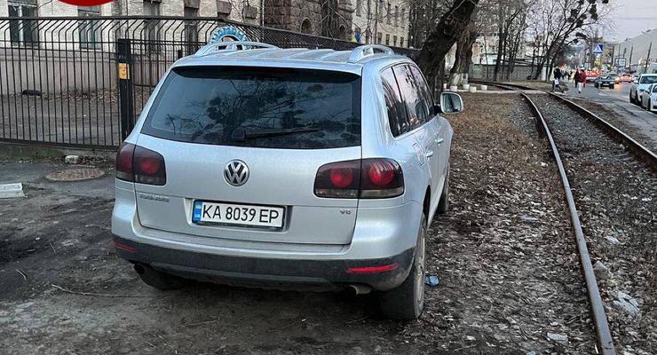 В Киеве неправильно припаркованное авто перекрыло движение поездов
