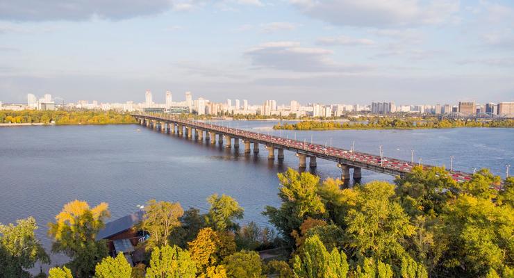 В Киеве проезд по двум мостам перекрыт, на остальных  - блокпосты