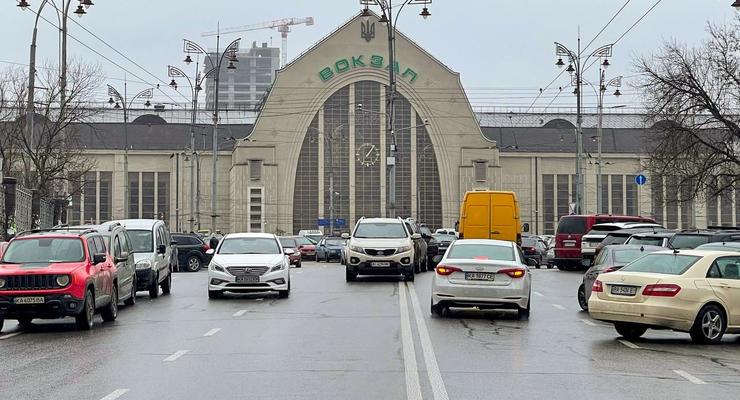 Киевлян призвали не блокировать подъезды к железнодорожному вокзалу