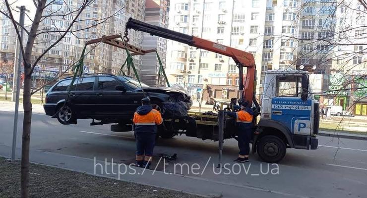 Улицы Киева усеяны разбитыми и обгоревшими авто - фото