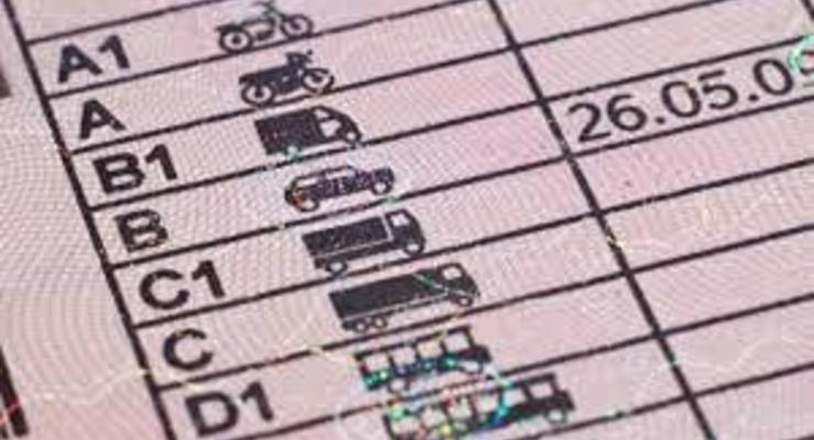 Украинцам официально разрешили водить грузовики с правами категории В
