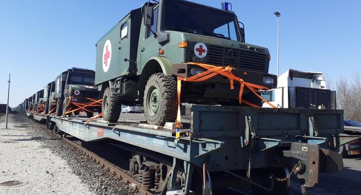 В Украину доставили первые военные скорые Mercedes - фото