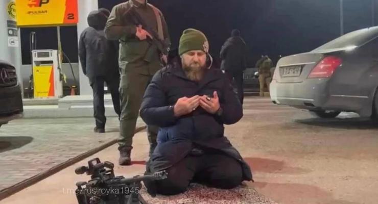 Рамзан Кадыров опозорился во время молитвы с пулеметом в "Украине"