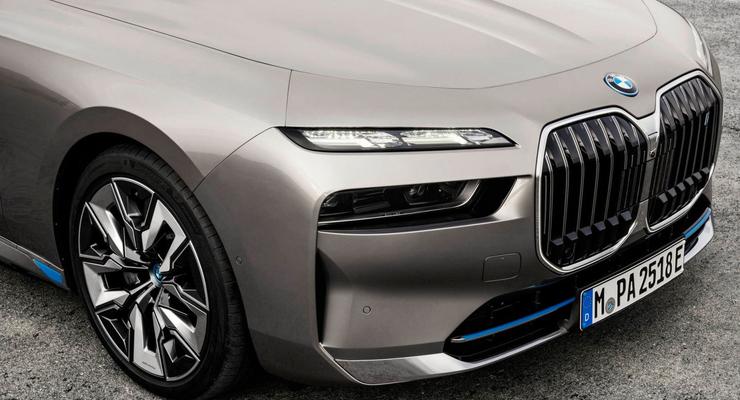Огромные "ноздри" и "отсутствие" фар: что известно о новой BMW 7 серии