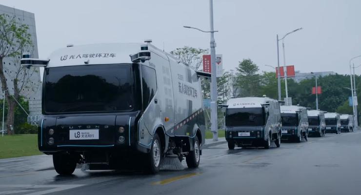 В Китае представили грузовик-робот для уборки дорог - видео