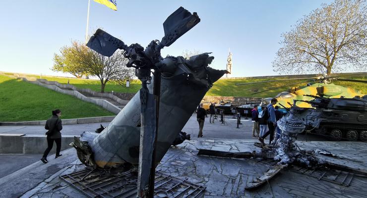 В Киеве открыли выставку подбитой военной техники РФ - фото