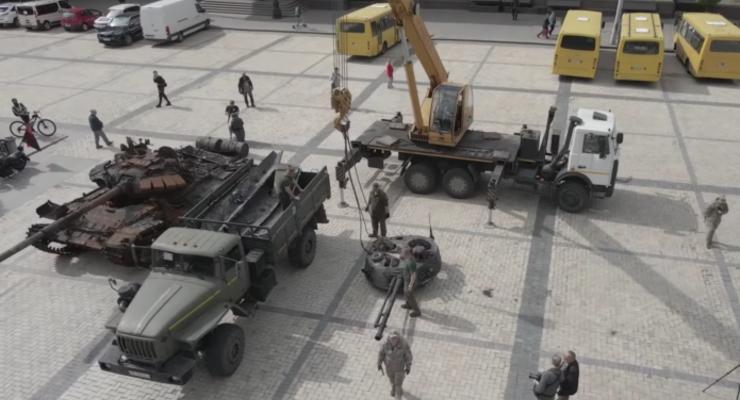 В центре Киева открыли выставку подбитой военной техники оккупантов