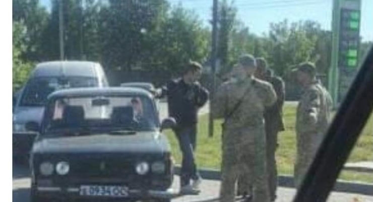 В Мукачево начали раздавать повестки в очередях на АЗС и СЦ