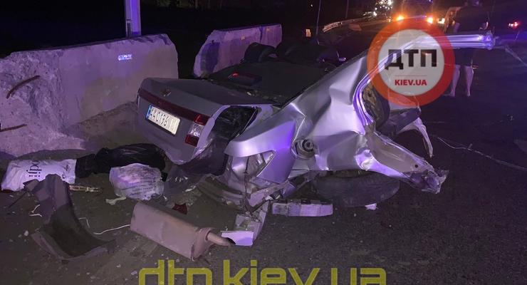 Смертельное ночное ДТП под Киевом: водитель протаранил блокпост
