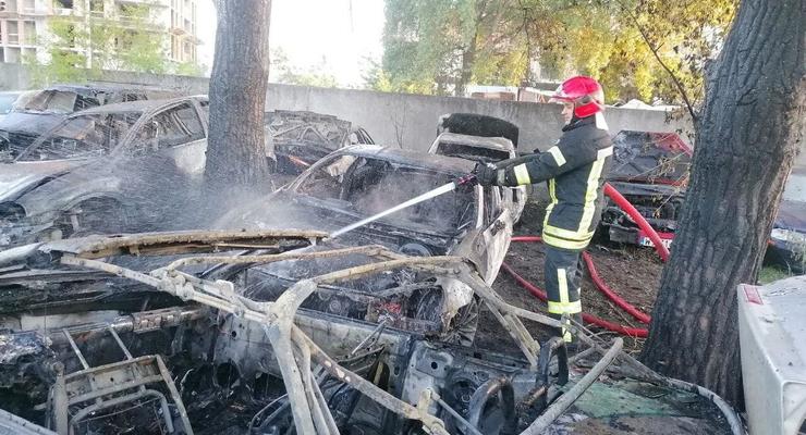 В Киеве на штрафплощадке сгорело 7 автомобилей - фото