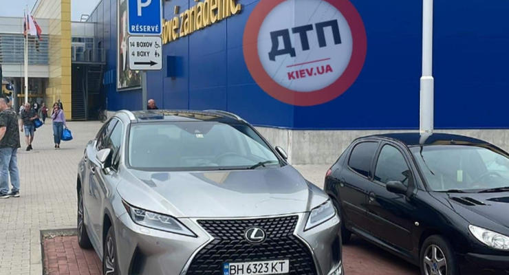 Одесского "героя парковки" засняли на месте для инвалидов в Братиславе