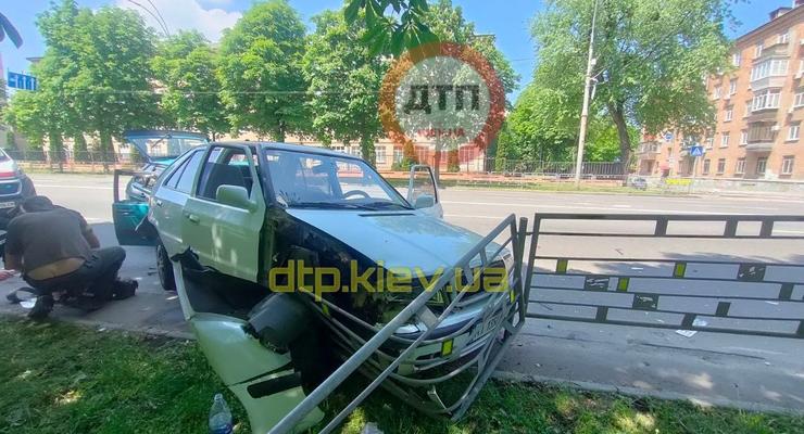 В Киеве ВАЗ на большой скорости протаранил Skoda - есть пострадавшие