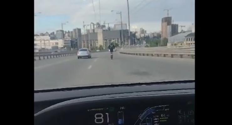 В Киеве засняли электросамокатчика на скорости 80 км/ч - видео