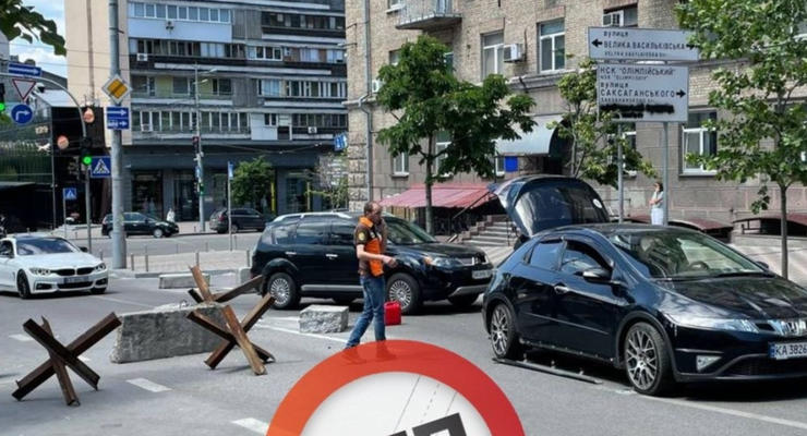 У Києві водій не помітив блок-пост та потрапив у ДТП