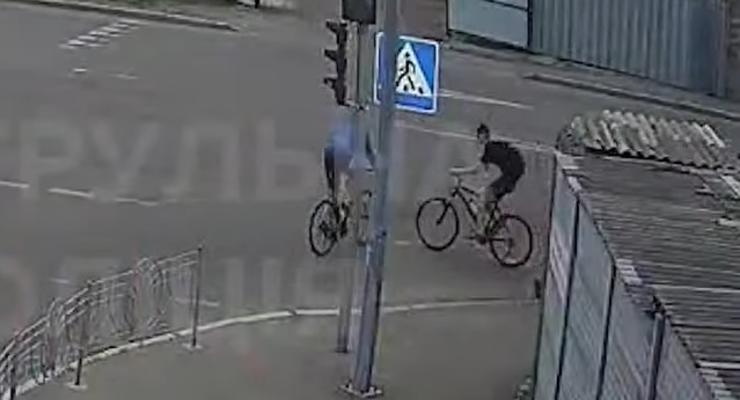 В Киеве дорогу не поделили два велосипедиста - видео момента аварии