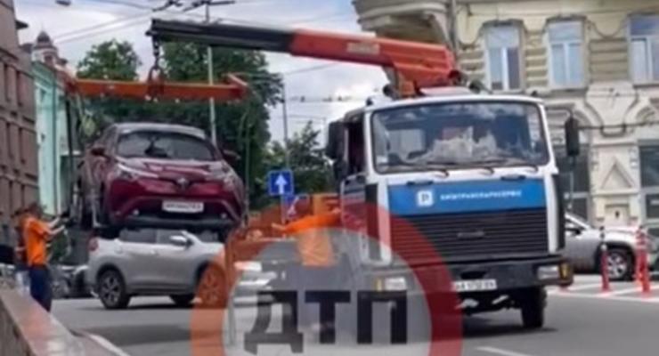 У Києві евакуатори масово забирають авто за неправильне паркування