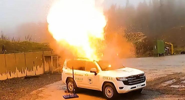 Броньована Toyota LC 300 проти 15 кг вибухівки – хто переможе
