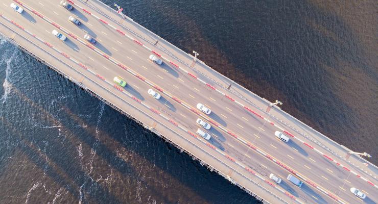 В Киеве открыли еще два моста для движения транспорта