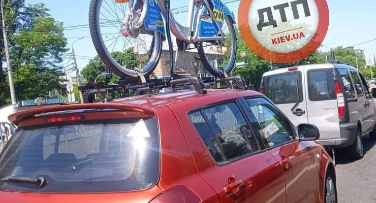В Киеве прокатному велосипеду нашли необычное применение - фото