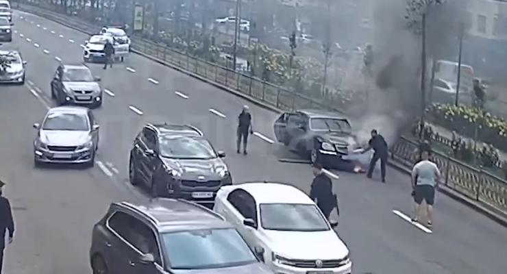 Поліцейські допомогли загасити автомобіль, що загорівся, в центрі Києва