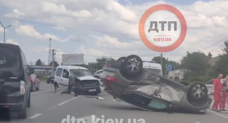 Серьезное ДТП с переворотом на выезде из Киева - видео