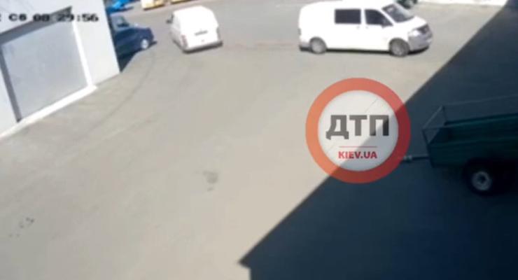 Под Киевом водитель буса протаранил легковушку и сбежал: видео