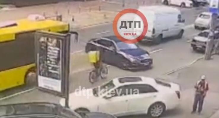 Незвичайне ДТП між електро велосипедом та авто у Києві - відео