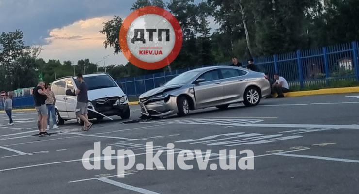 В Киеве два авто не разминулись на парковке - фото