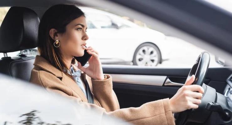 Разговор по телефону для водителя может закончиться лишением прав