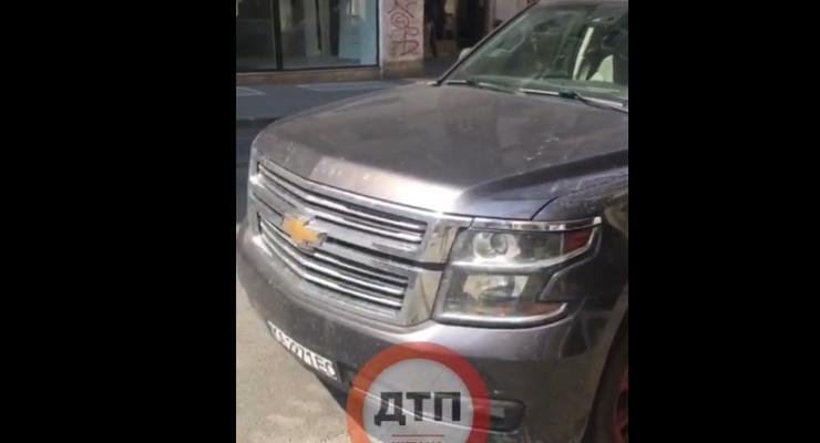 Chevrolet з українськими номерами став героєм паркування в Італії: відео