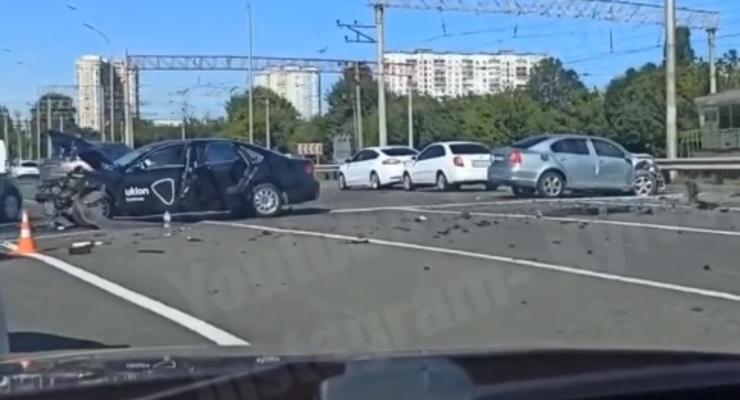 Серьезное ДТП с автомобилем такси в Киеве - видео