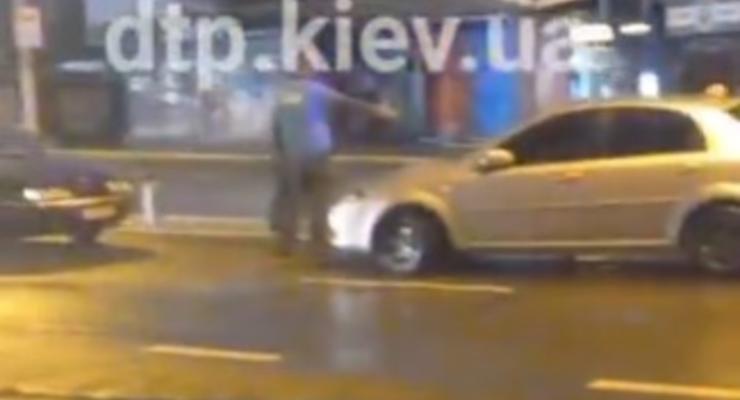 В Киеве поймали неадекватного водителя такси под наркотой - видео