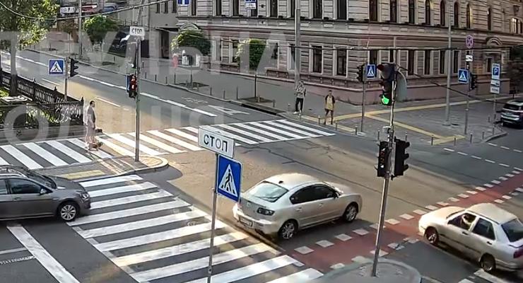 Пьяный водитель без прав устроил аварию в центре Киева - видео
