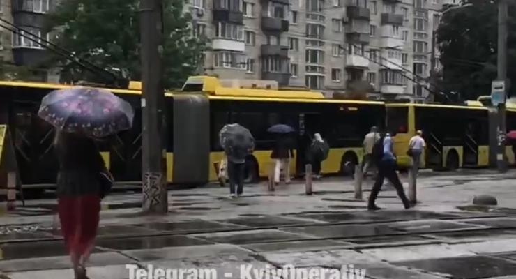 Останавливается ли транспорт в Киеве на время воздушной тревоги: видео