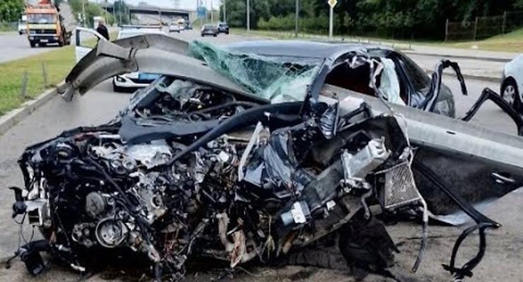 Серьёзная авария в Киеве - Audi протаранила отбойник, видео