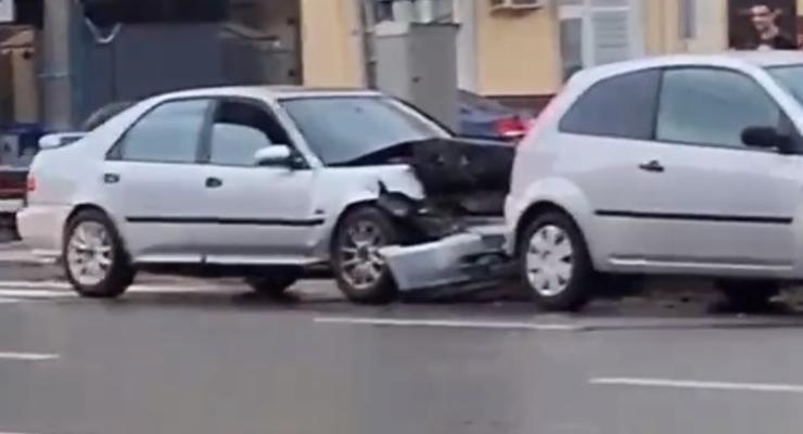 Неумелый водитель протаранил три припаркованных авто - видео