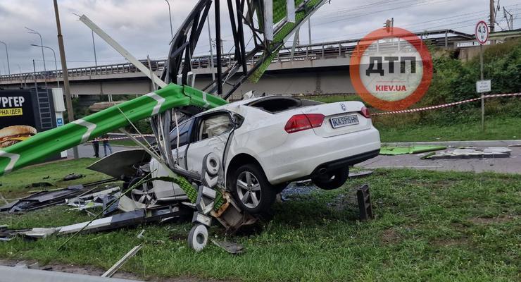 У Києві Volkswagen зруйнував півзаправки - фото